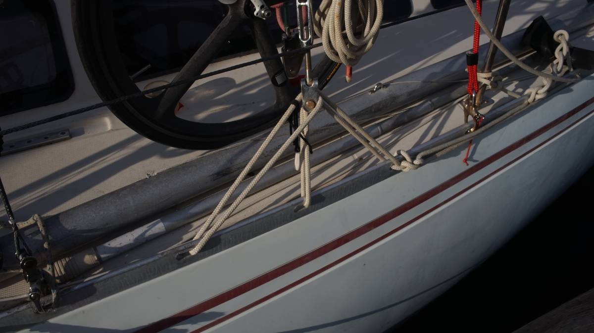 what is keeping the mast secured