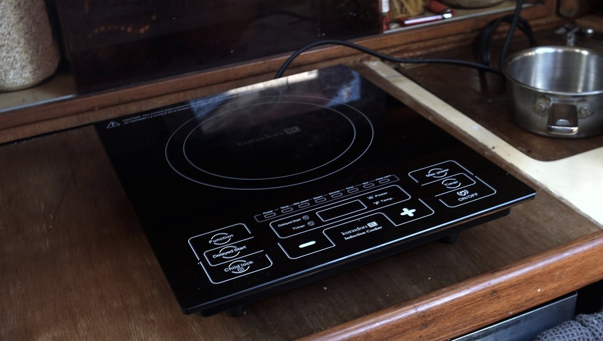 a photo of a single burner induction cooktop