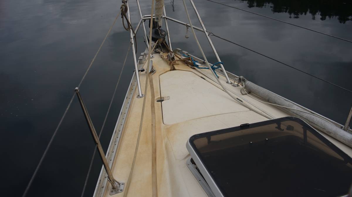 a sailboat deck with a long yellow streak on the port side