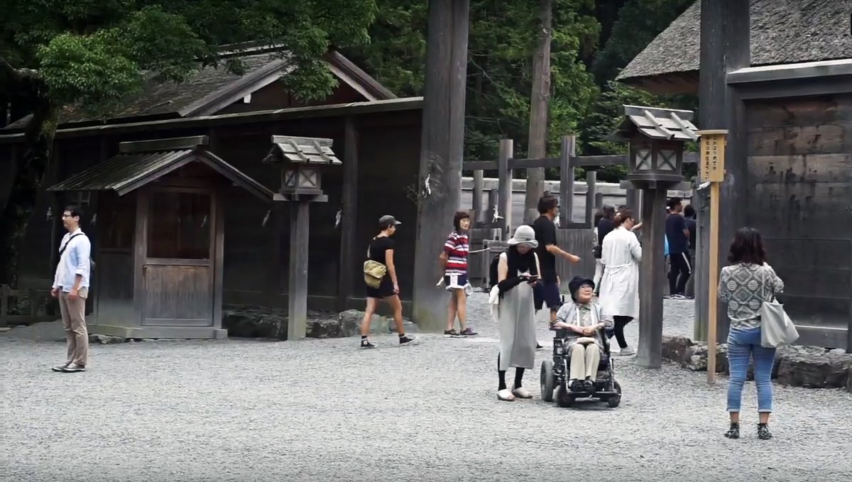 rek and tourists go try and catch a glimpse of the shrine